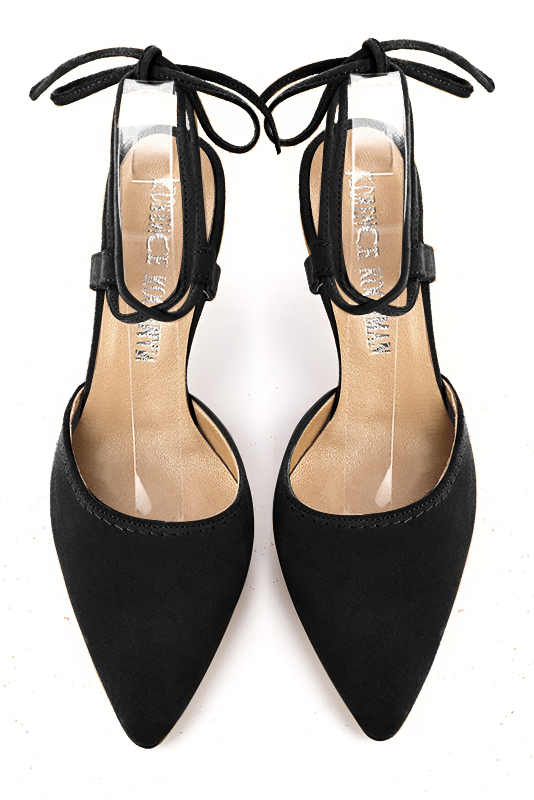 Chaussure arriere ouvert avec des brides croisees noir mat. Bout effile. Talon haut virgule